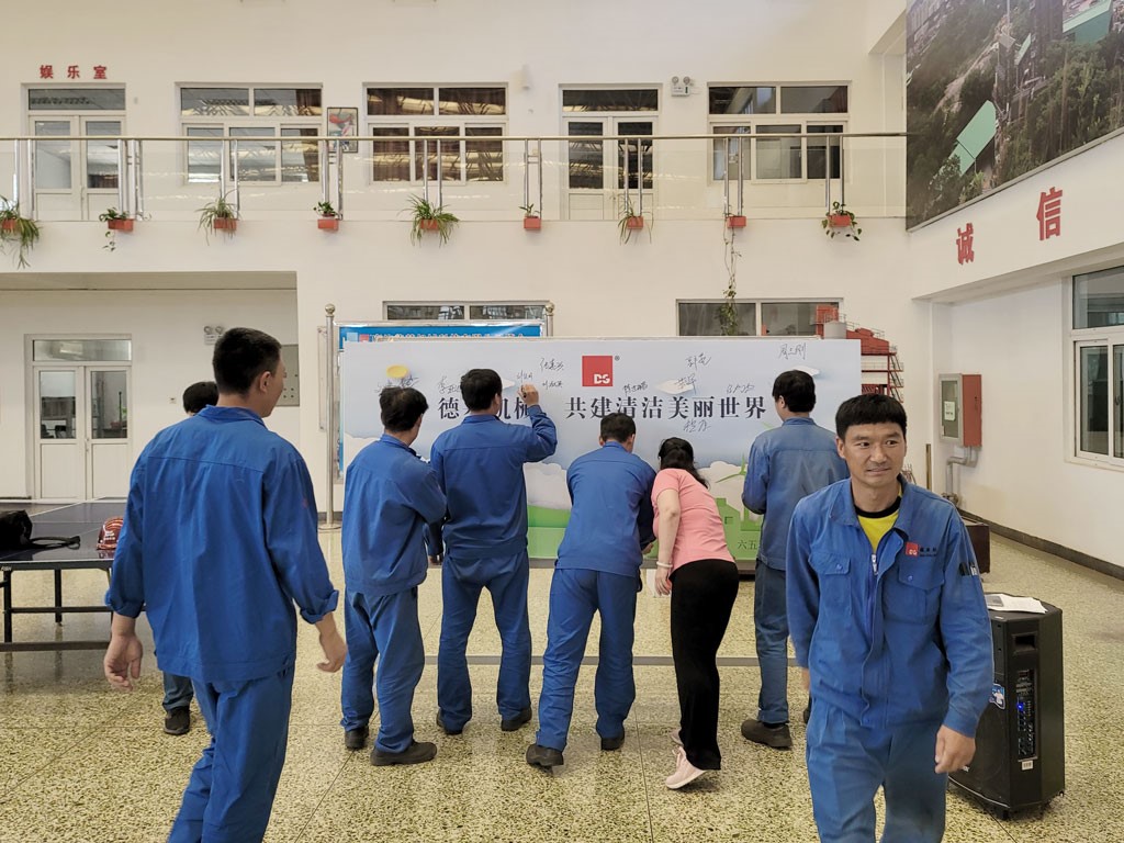 พนักงานลงนามเพื่อแสดงการสนับสนุนวันสิ่งแวดล้อมโลกและให้คํามั่นว่าจะดําเนินการเพื่อตอบสนองต่อการปกป้องสิ่งแวดล้อมในแต่ละวัน