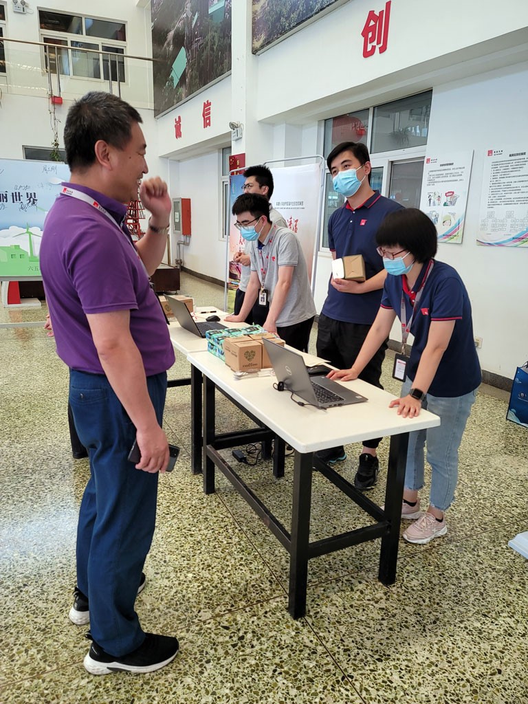 พนักงานเข้าร่วมกิจกรรมตอบคําถามความรู้ด้านการคุ้มครองสิ่งแวดล้อมเพื่อรับรางวัลและ 